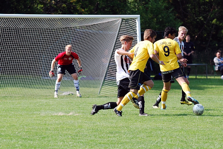 2011_0702_44.JPG - Brian NIlsson söker läge längs straffområdet