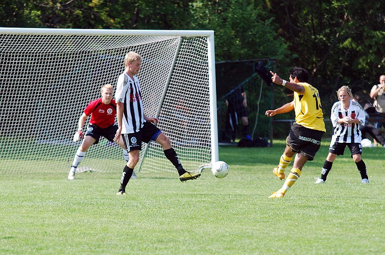 2011_0702_45.JPG - Jonas Hammarlund försöker med ett skott men det blir ingen fart på bollen