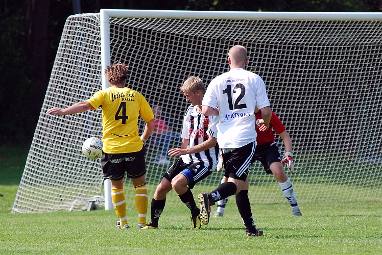 2011_0702_46.JPG - Brian Nilsson försöker att ta sig igenom men bollen går senare över kortlinjen