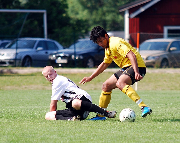 2011_0702_47.JPG - Regis Colombelli vinner en närkamp