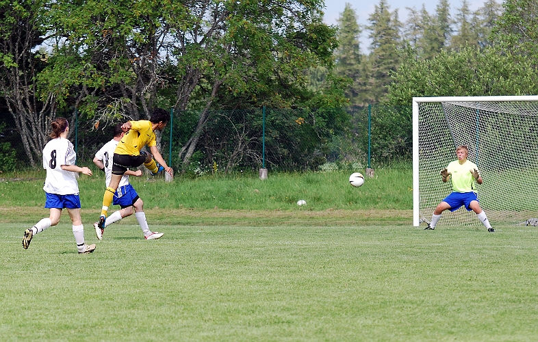 2011_0702_48.JPG - Värhulta AIS - Arboga Södra IF 0-8. Regis Colombelli stänker in 1-0 i första anfallet