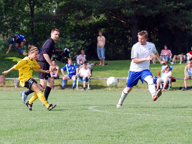 2011_0702_50.JPG - Ida Asp spelar bollen framåt över mittplan