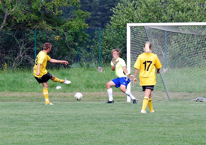 2011_0702_52.JPG - Samuel Hultqvist utökar Södra's ledning till 3-0