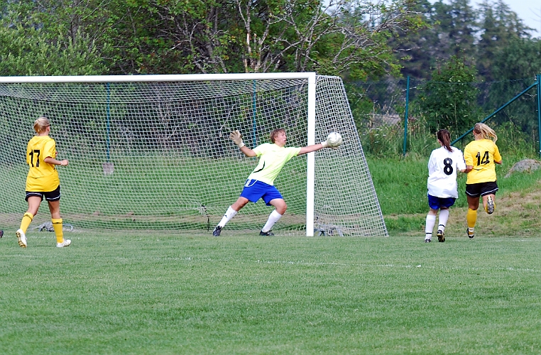 2011_0702_53.JPG - Elin Persson skjuter från kanten och målvakten räddar till hörna