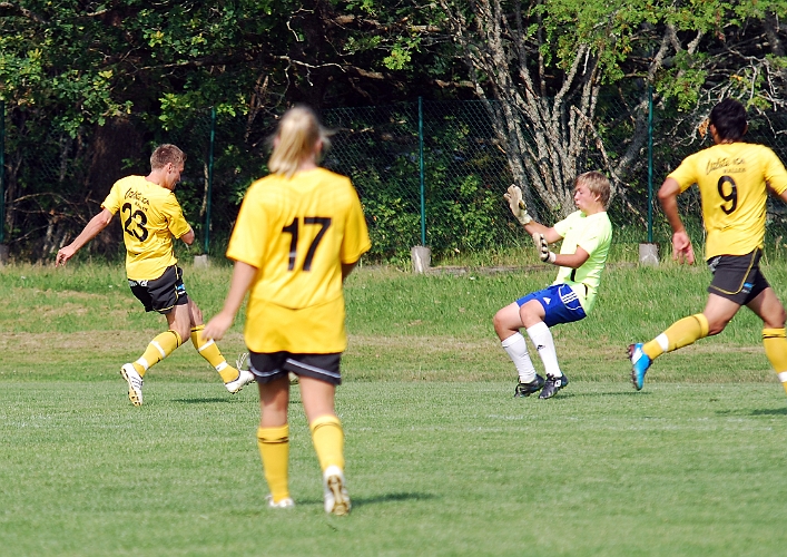 2011_0702_54.JPG - Samuel Hultqvist spelar bollen snett inåt till Regis . . . .