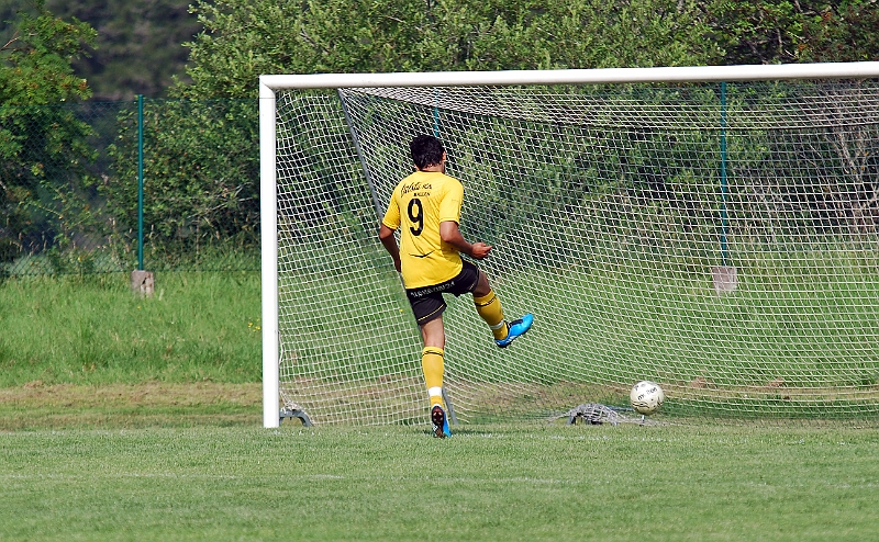 2011_0702_55.JPG - . . . . och Regis lägger in 4-0 i öppet mål