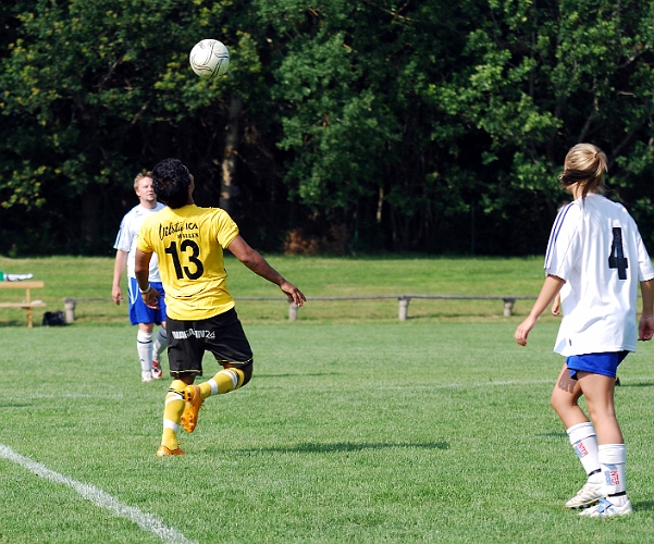 2011_0702_56.JPG - Jonas Hammarlund tar ner en höjdboll