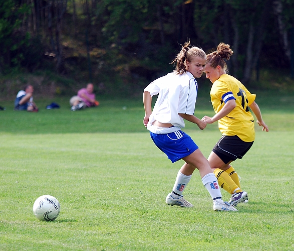 2011_0702_58.JPG - Karin Haglind styr ut bollen till inkast