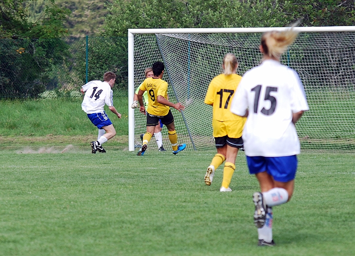 2011_0702_59.JPG - Regis Colombelli är framme igen och gör 5-0 till Södra