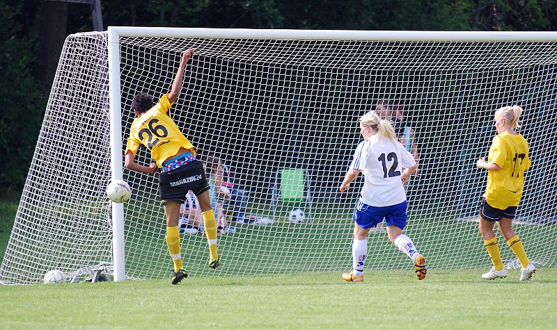 2011_0702_60.JPG - Jaser Al-Mosary med ett bra läge men bollen går utanför stolpen