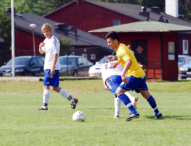 2011_0702_64.JPG - Mergim Bekaj tar sig fram mot Värhultamålet