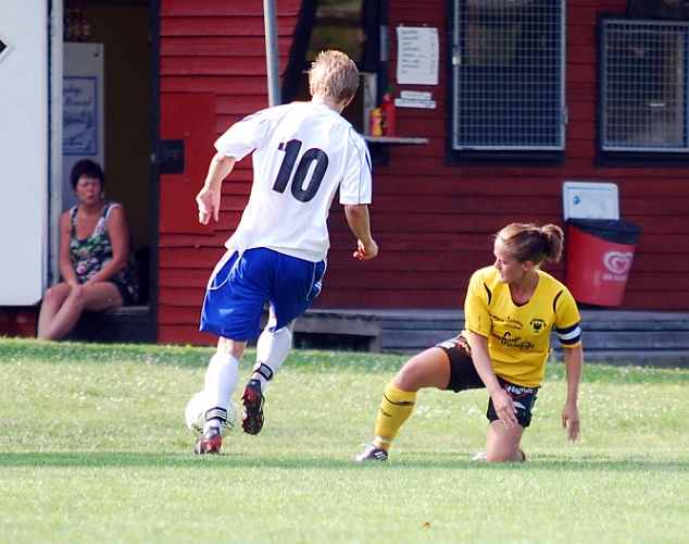 2011_0702_65.JPG - Karin Haglind fixar en hörna till Södra