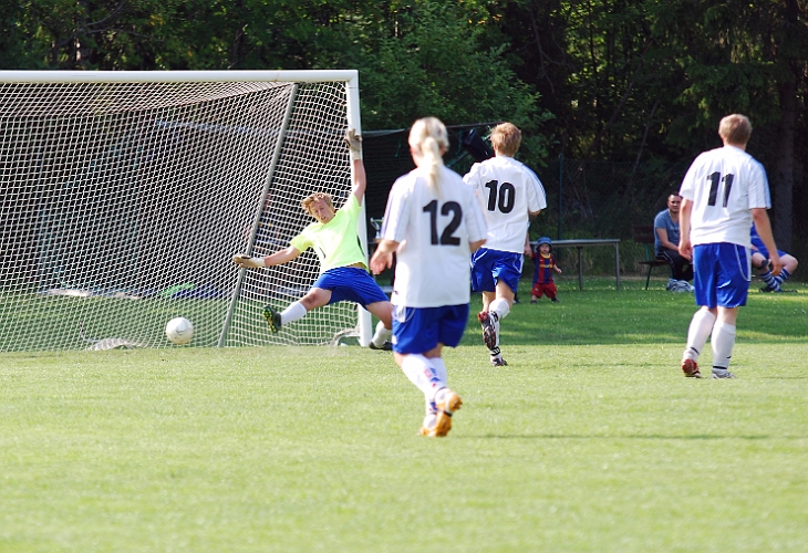 2011_0702_67.JPG - Niklas Larsson skjuter från distans och gör 8-0 till Södra