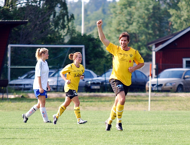 2011_0702_68.JPG - En glad Niklas Larsson gör målgest