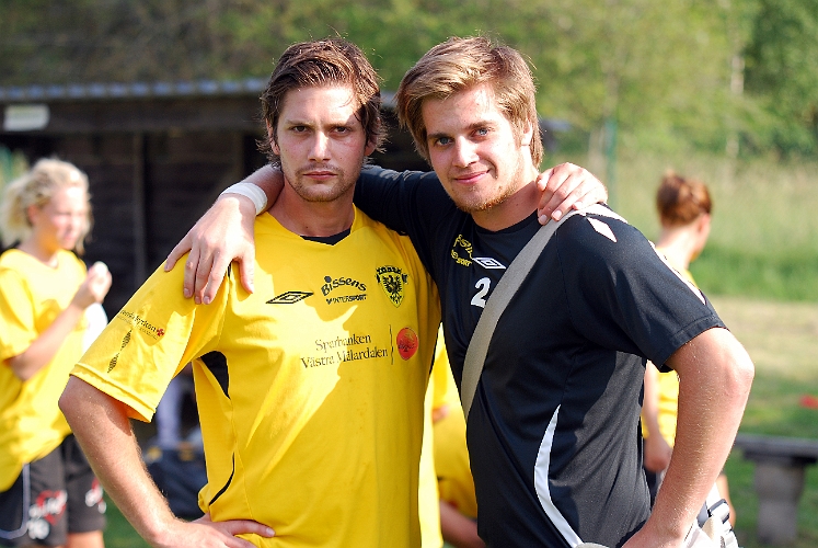 2011_0702_70.JPG - Niklas Larsson och Brian Nilsson efter matchen
