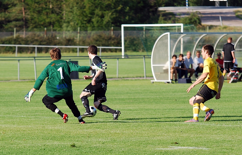 2011_0719_03.JPG - Dennis Jansson sätter lite press på Heby försvaret direkt i inledningen av matchen