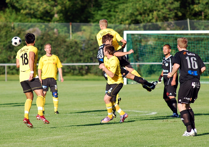 2011_0719_06.JPG - Filip Stjernfeldt går upp och nickar undan bollen
