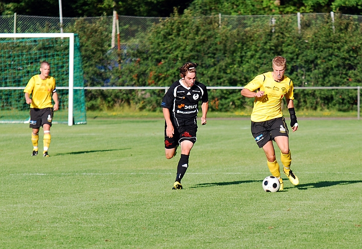 2011_0719_07.JPG - Filip Stjernfeldt driver upp bollen på mittplan