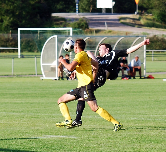 2011_0719_20.JPG - Benjamin Zairi sätter press på Hebyförsvararen