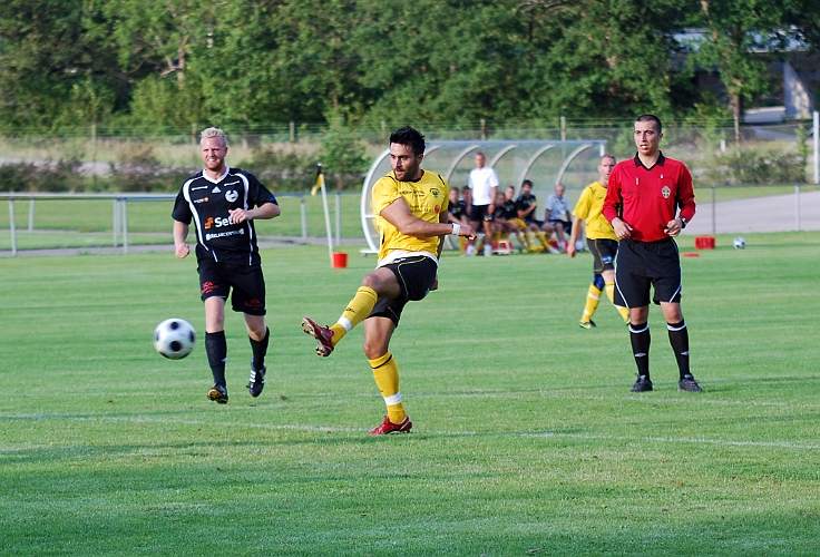 2011_0719_24.JPG - Arton Bekaj provar med ett långskott