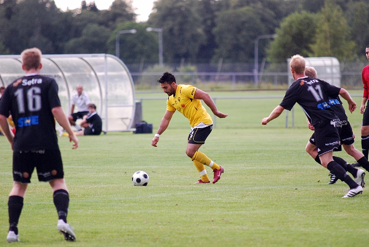 2011_0719_30.JPG - Arton Bekaj laddar för ett avslut mot mål