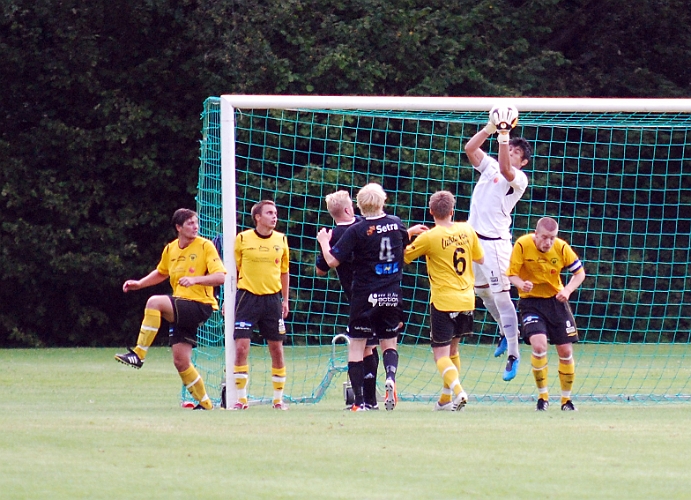 2011_0719_33.JPG - Regis Colombelli går upp och plockar in bollen