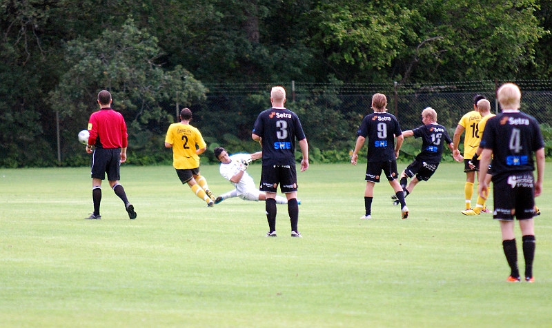 2011_0719_34.JPG - Här kvitterar Heby till 1-1 på ett skott från kanten