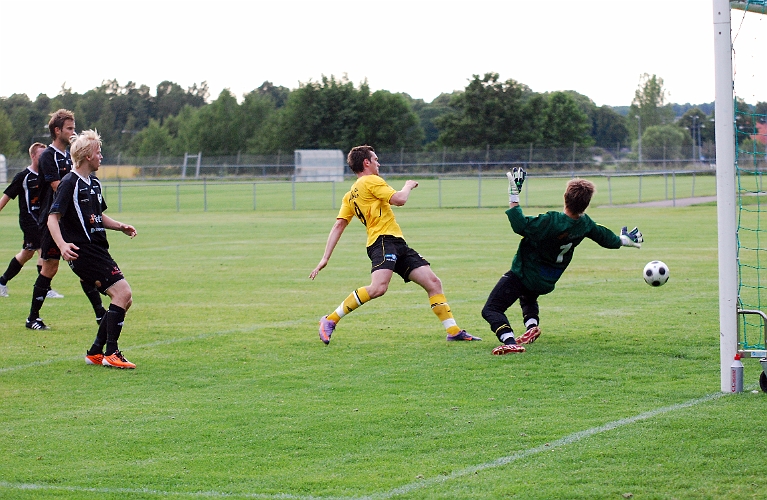 2011_0719_36.JPG - Dennis Jansson hinner inte riktigt fram på bollen utan den går till hörna