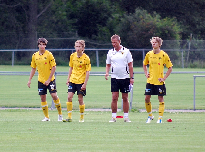 2011_0719_37.JPG - Här kommer bytet och tränare Stefan Nilsson släpper in 3st juniorer på plan