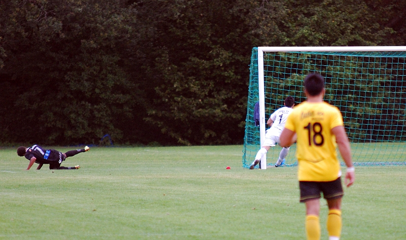 2011_0719_41.JPG - Här kommer det olyckliga segermålet för Heby efter ett misstag av Södra's målvakt