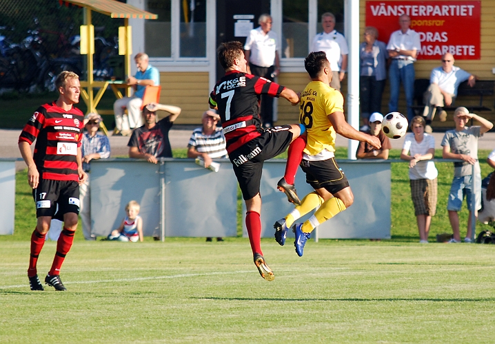 2011_0803_11.JPG - Arton Bekaj får ett knä i ryggen av Dennis Baskailo vid bollmottagningen