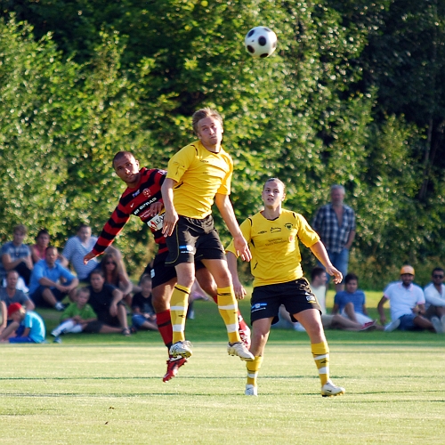 2011_0803_12.JPG - Samuel Hultqvist nickar undan bollen