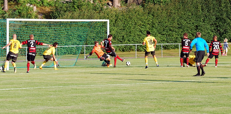 2011_0803_13.JPG - En farlig chans för Södra, men köpings försvarare får undan bollen