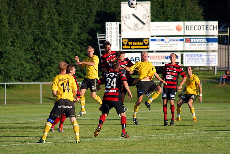 2011_0803_15.JPG - Dervis Grabus nickar bollen efter ett inlägg