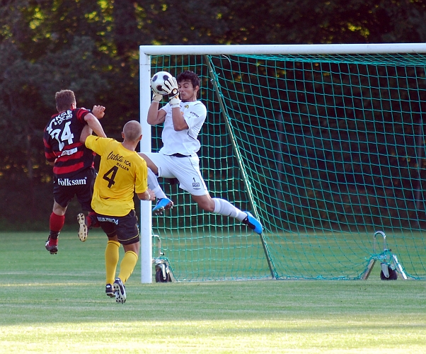 2011_0803_17.JPG - Regis Colombelli kommer ut och greppar bollen