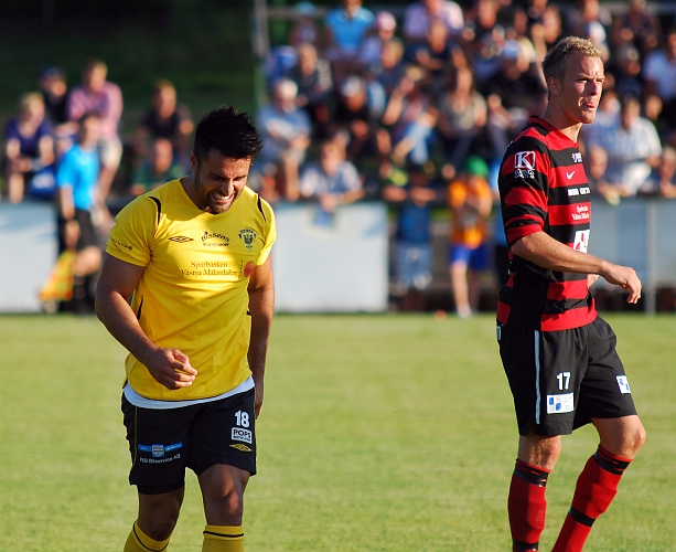 2011_0803_18.JPG - Arton Bekaj grinar illa efter att han vridit till foten vid en närkamp