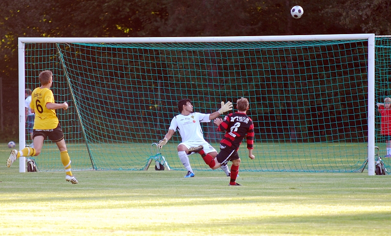 2011_0803_19.JPG - Köpings Jesper Magnusson i friläge men han skjuter över