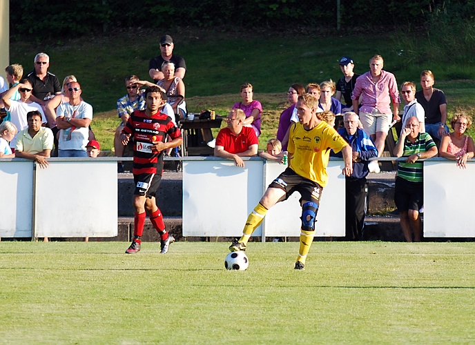 2011_0803_23.JPG - Mikael Wiker med kontroll över bollen, tittar efter passningsmöjligheter