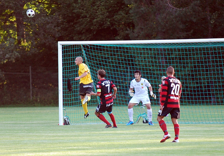 2011_0803_25.JPG - Andreas Ståhl lån från ÖSK Ungdom, nickar undan bollen