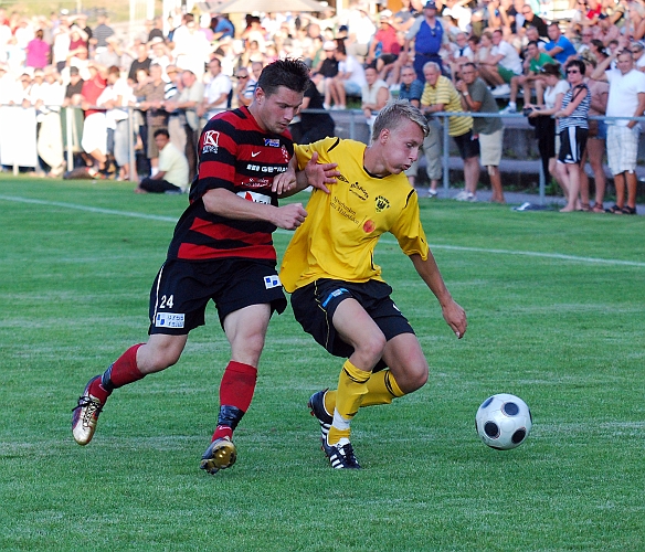 2011_0803_26.JPG - Dervis Grabus hårt uppvaktad av Simon Åkerström