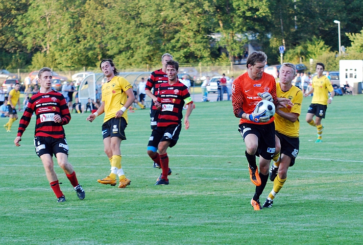 2011_0803_28.JPG - Köpings målvakt Peter Andersson är långt ut i straffområdet och plockar in bollen