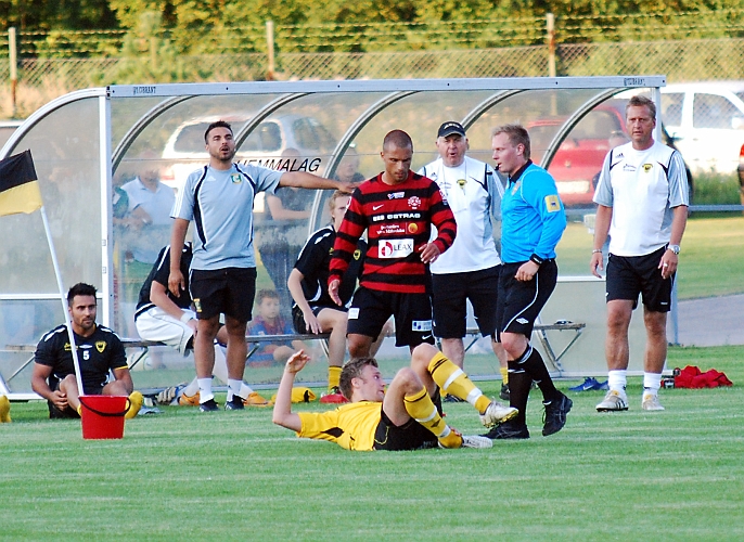 2011_0803_31.JPG - Köpings Amer Filipovic sparkar ner Samuel Hultqvist och får rött kort av domaren