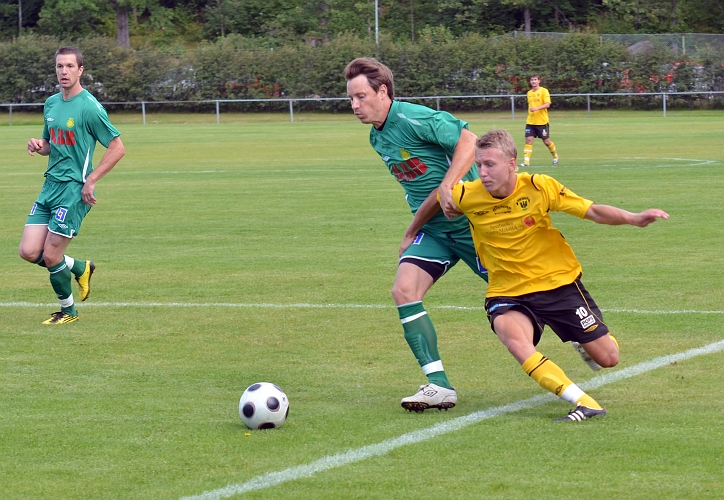 2011_0813_05.JPG - Dervis Grabus trycker sig förbi Ludvika backen . . . .