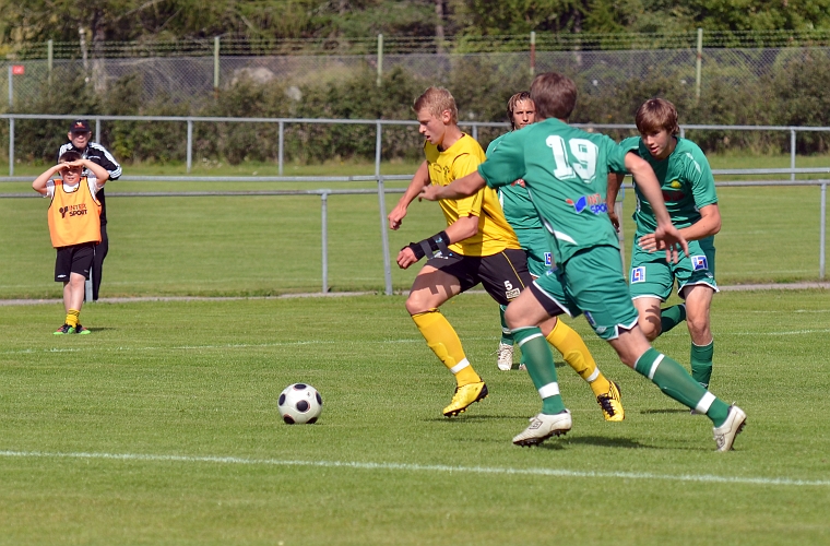 2011_0813_08.JPG - Filip Stjernfeldt försöker att rycka sig förbi försvararna