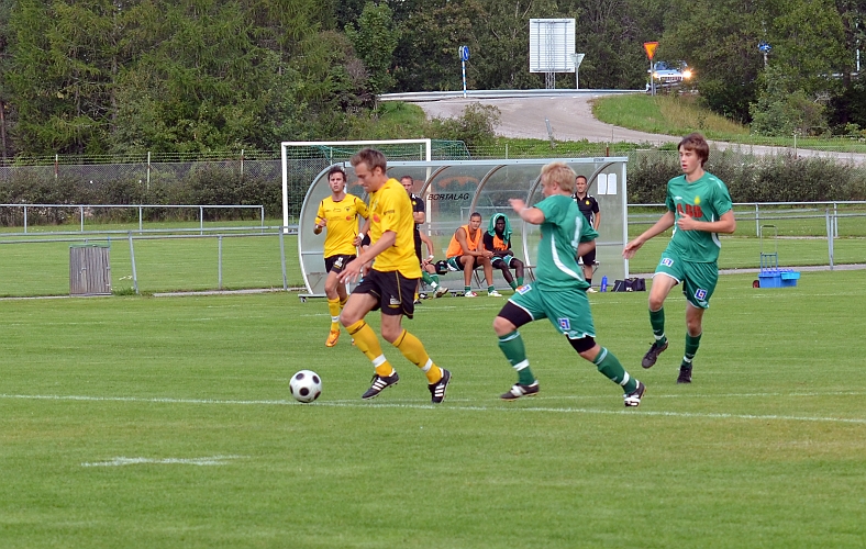 2011_0813_10.JPG - Samuel Hultqvist kommer fri mot målet . . . .