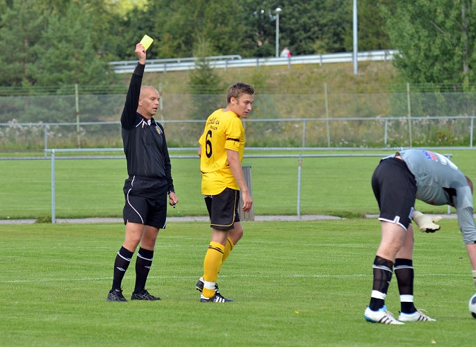 2011_0813_13.JPG - . . . . och han får gult kort av domaren