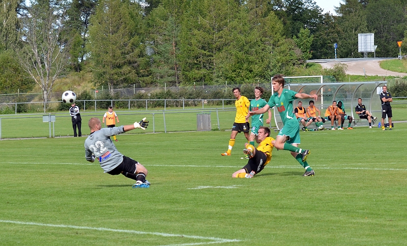 2011_0813_16.JPG - . . . . bollen går med bra fart förbi målvakten, men tyvärr går den i ribban.