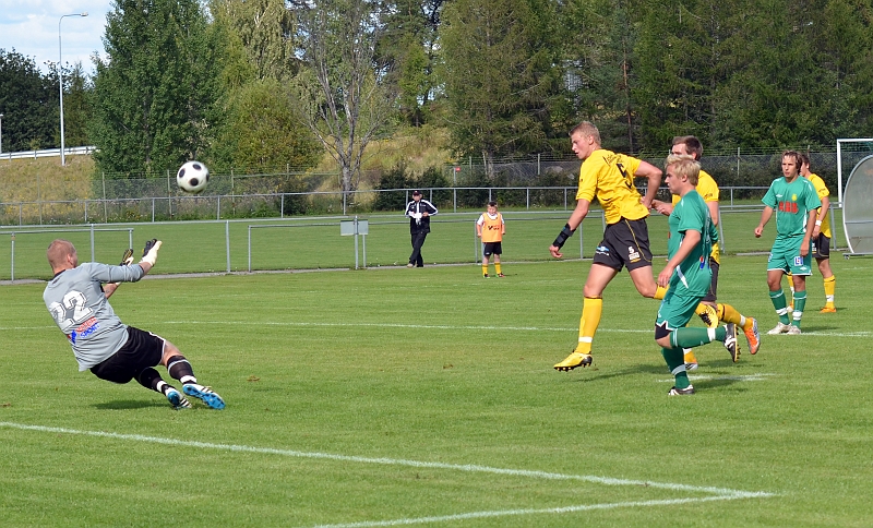 2011_0813_18.JPG - . . . . men Ludvika's målvakt gör ytterligare en kvalificerad räddning