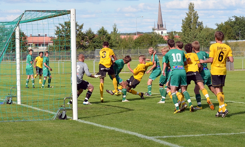 2011_0813_19.JPG - Dervis Grabus får en chans efter en hörna men bollen går precis utanför stolpen