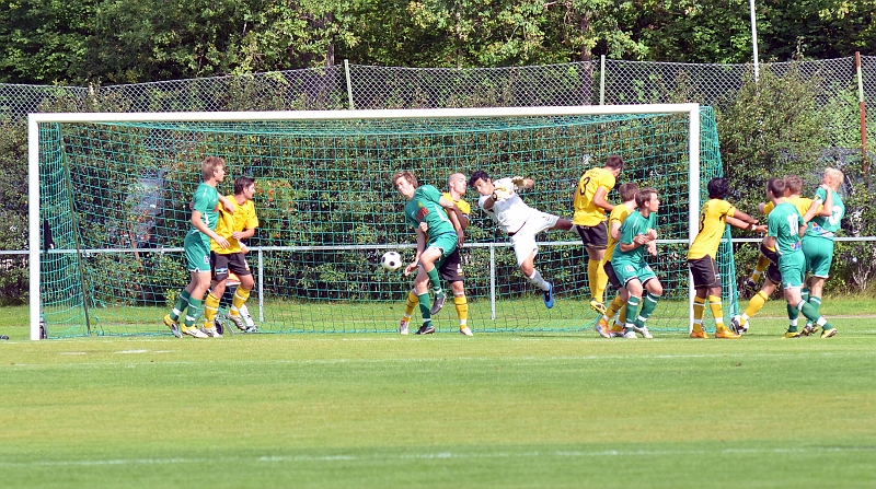 2011_0813_21.JPG - Regis Colombelli viftar undan bollen efter en hörna och får frispark i samma situation